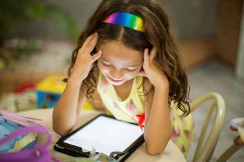 Nena amb una tauleta digital