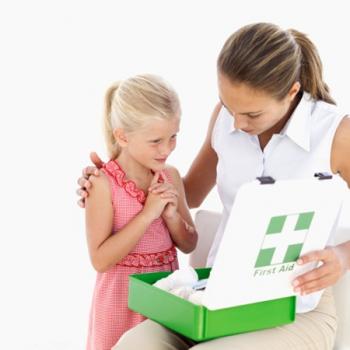 ¿Qué debe contener el botiquín de primeros auxilios para tu hijo?