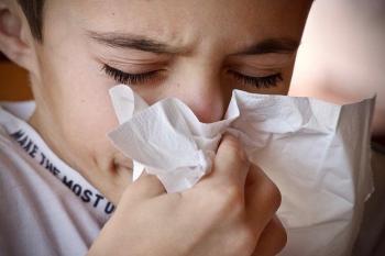 A mi hijo le duele la garganta y tiene fiebre, ¿pero es una gripe o un resfriado?