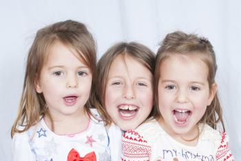 Tres nenes gesticulant amb la boca