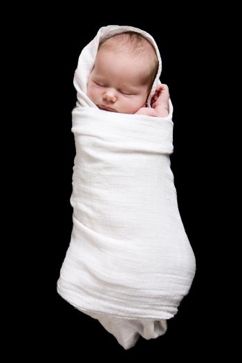 Embolcallar al nadó: una pràctica segura?