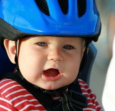 En bicicleta: los niños deben emplear siempre el casco