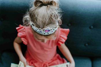 Nena amb una corona de princesa