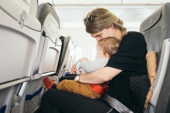 Viatjar en avió amb un menor: consells per alleujar el dolor d'oïdes