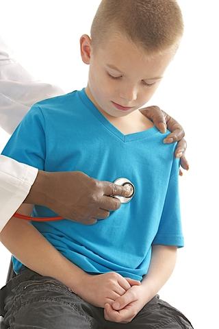 Médico auscultando a un niño