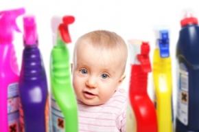 Bebé entre productos de limpieza
