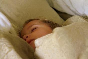 Niño con fiebre durmiendo