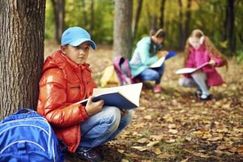 Niños estudiando al aire libre