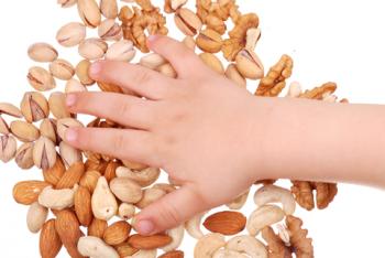 Els menors de 4 anys no han de menjar fruits secs pel risc d'asfixia