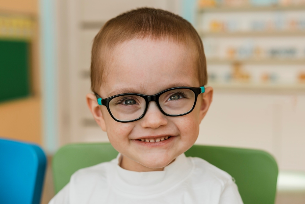 Niño con gafas por estrabismo