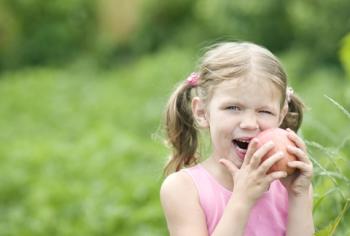 Nena menjant una poma