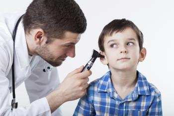 Pediatra revisando la salud auditiva de un niño