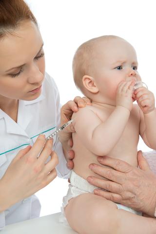 Bebé recibiendo una vacuna