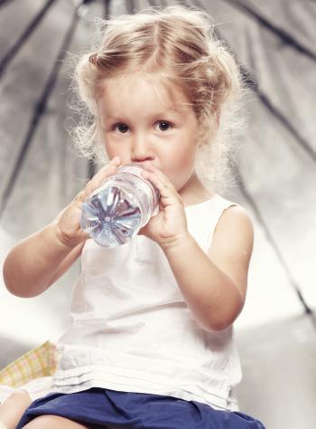 El bisfenol A de los envases provoca daños respiratorios en las niñas