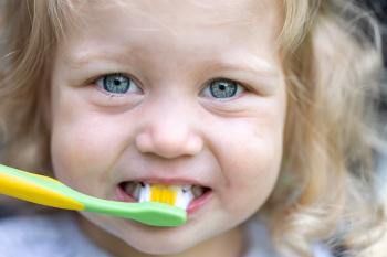 Quan cal començar a tenir cura i a netejar les dents dels nens?