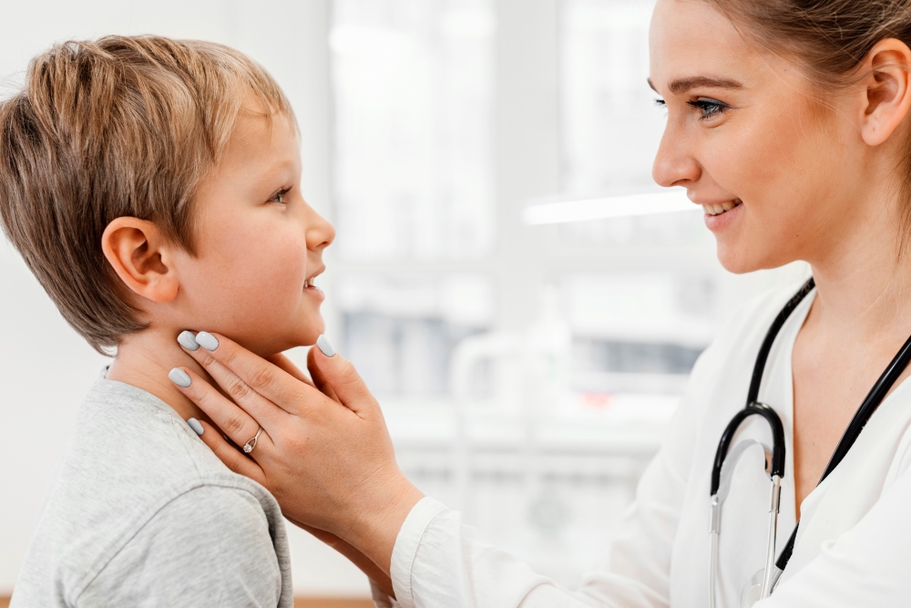 Doctora visitando niño por quiste tirogloso