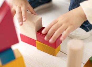 Niño jugando con bloques de construcción