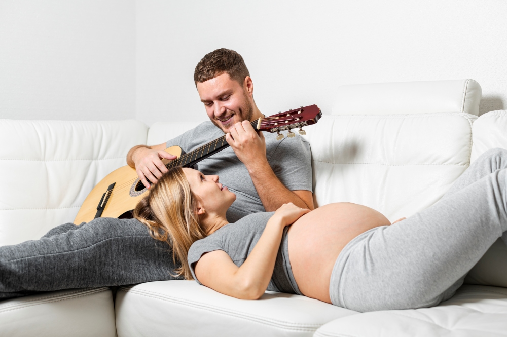 mujer-embarazada-escuchando-guitarra