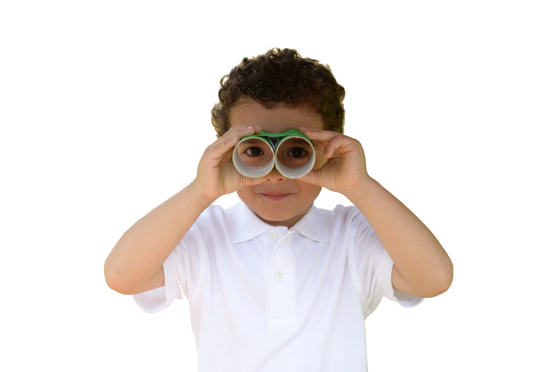 Niño con prismáticos caseros