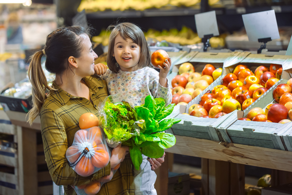 Fer la compra en família: una bona estratègia per  conèixer l'origen dels aliments i ser més sostenibles