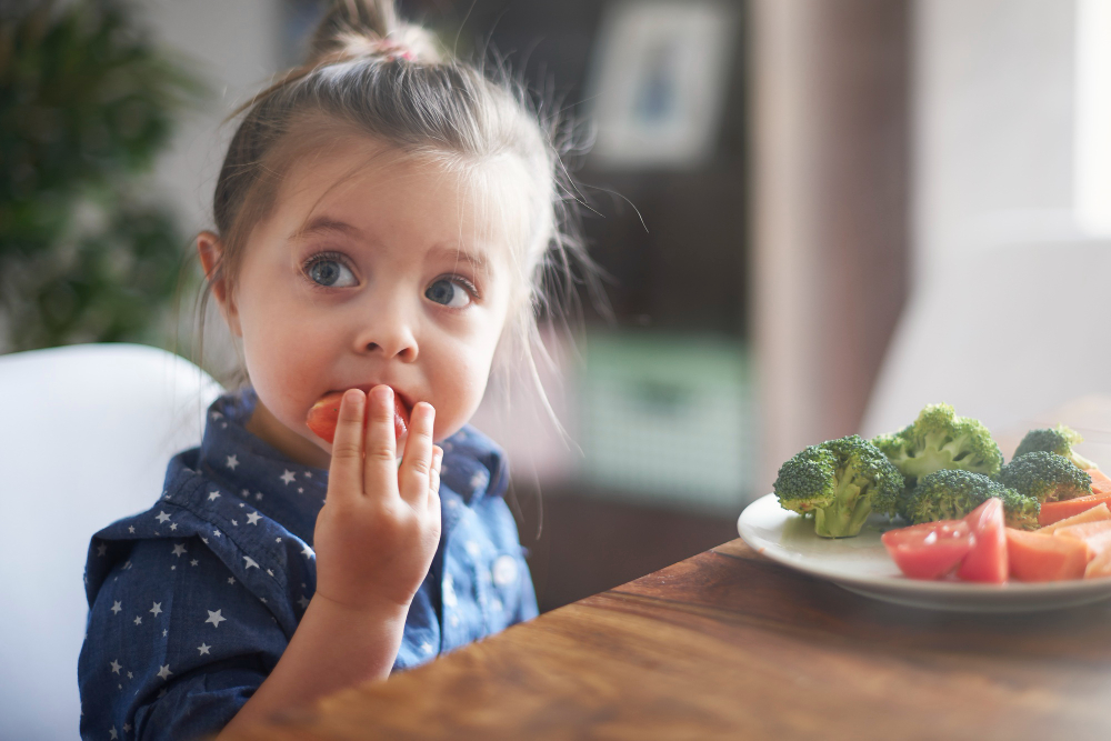 Los beneficios de que tus hijos coman verduras crudas