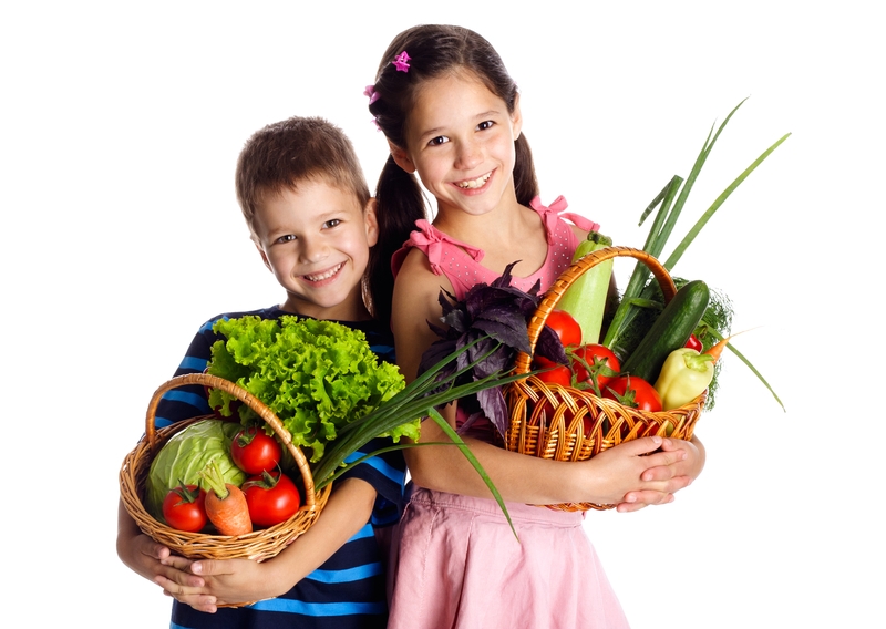 Niño y niña con cestas de verduras. Freepik