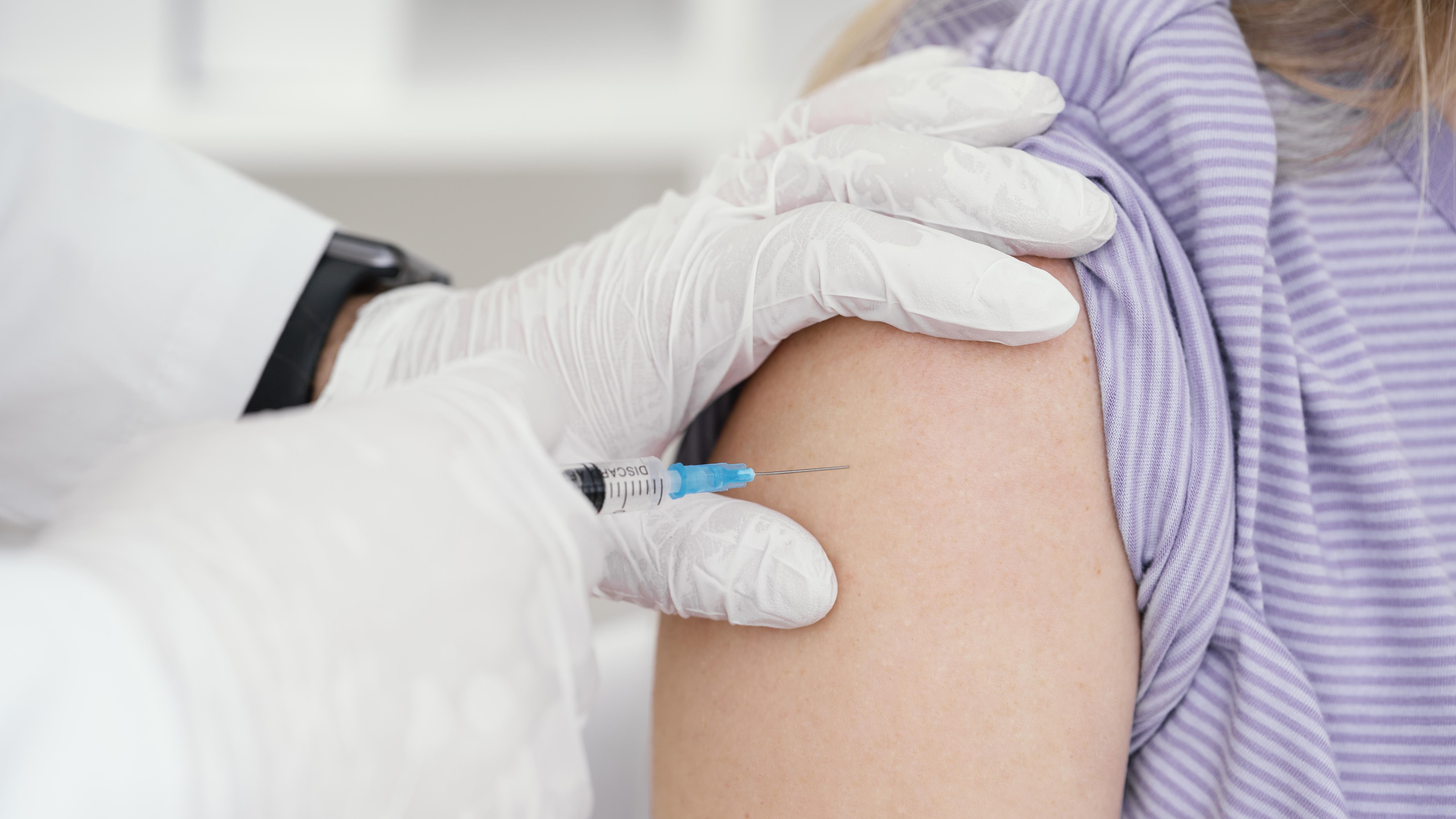 Vacuna con vía subcutánea en el brazo