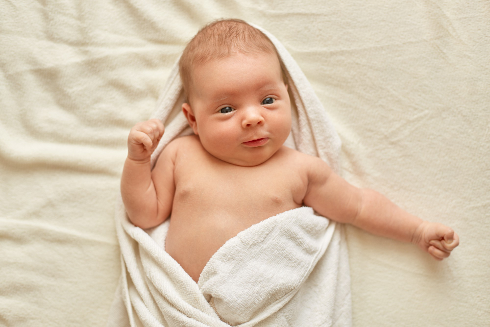 Bebé en una toalla. Freepik