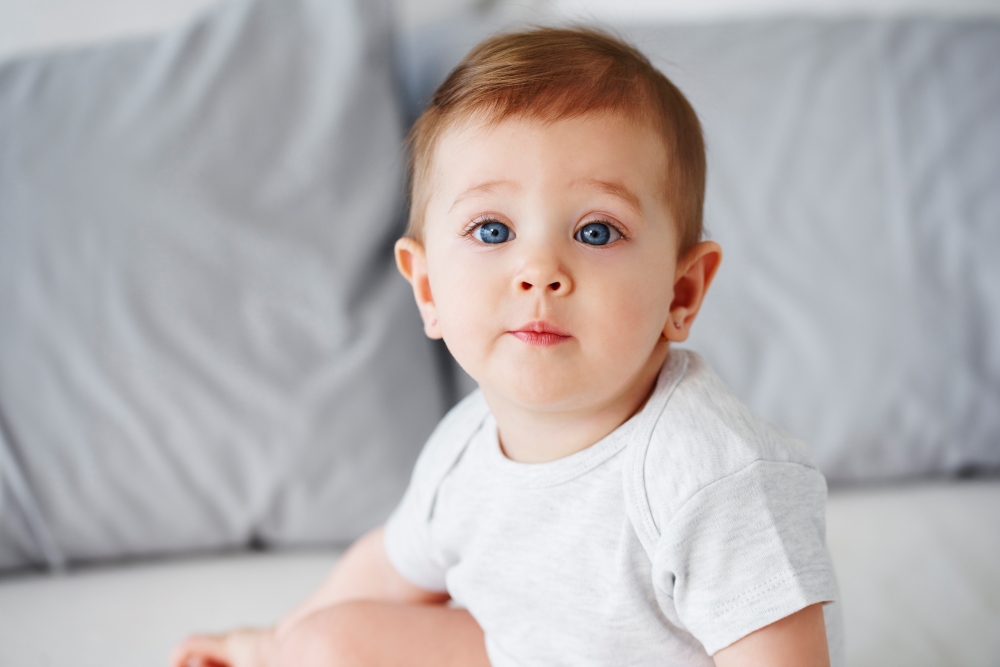  fotografia d'una nena asseguda en el sòl amb neuroblastoma