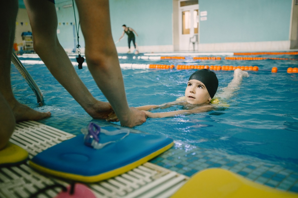Cómo enseñar a nadar a los niños