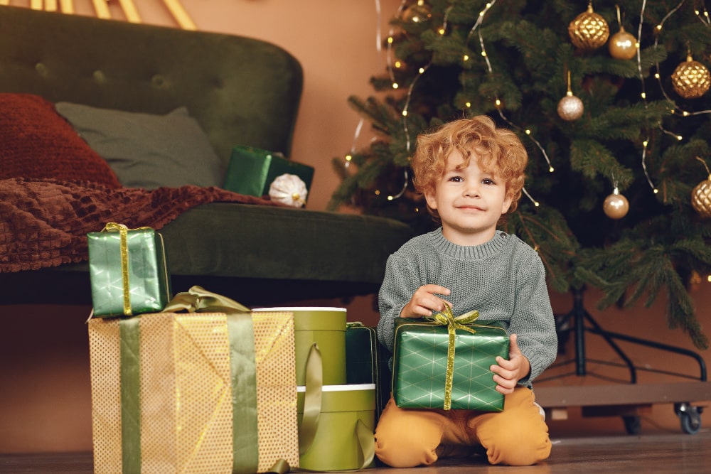 Qué es y cómo evitar el síndrome del niño hiperregalado la próxima Navidad