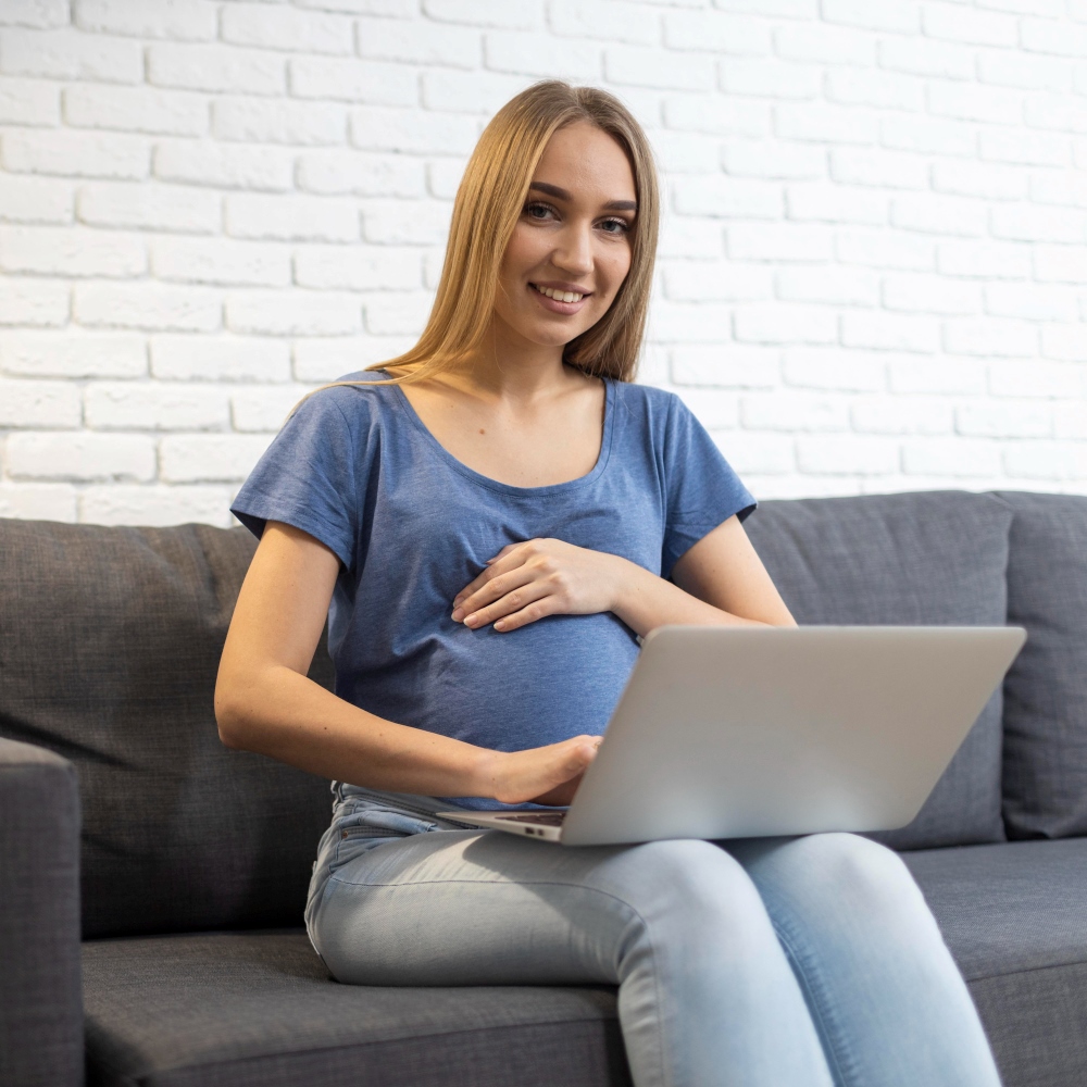Embarassada amb el seu ordinador sofà