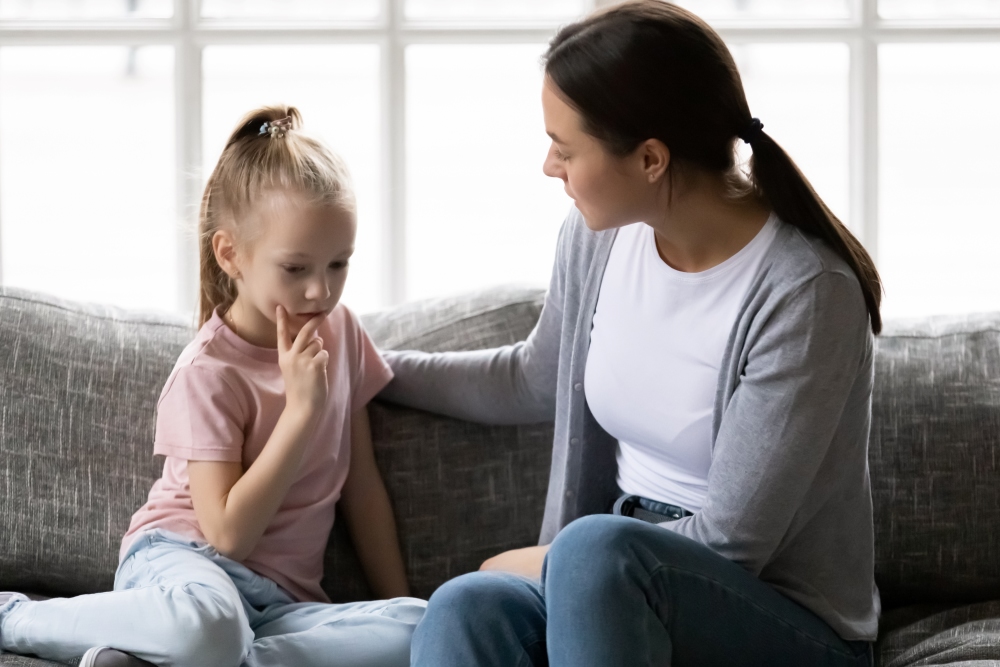 Madre conversando con su hija