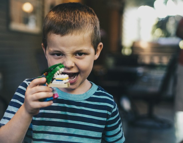 Niño con un juguete. Freepik