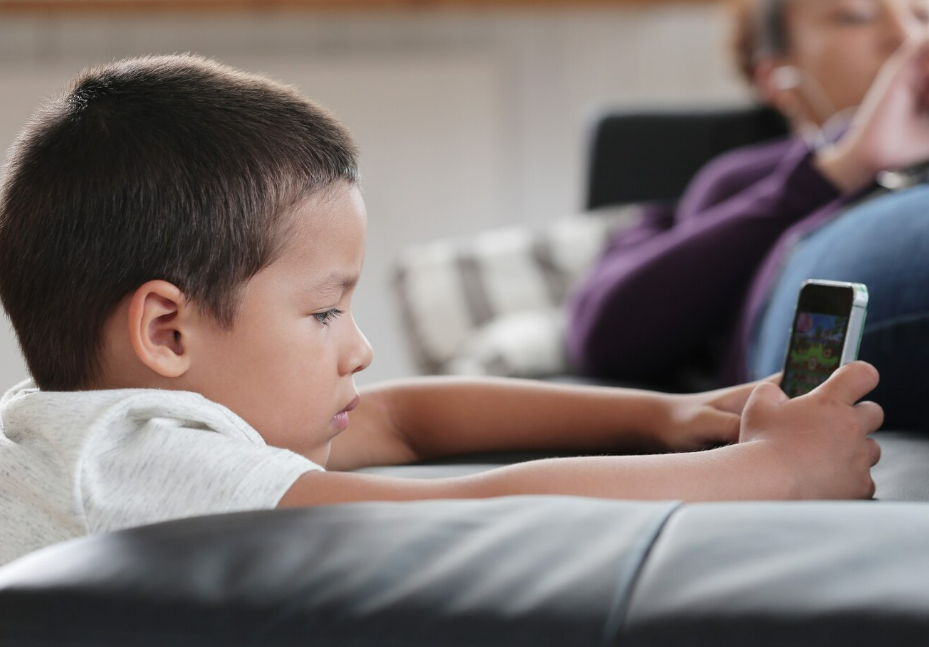 Mis hijos pasan mucho tiempo delante de las pantallas: ¿cómo hacer un uso saludable de las nuevas tecnologías?