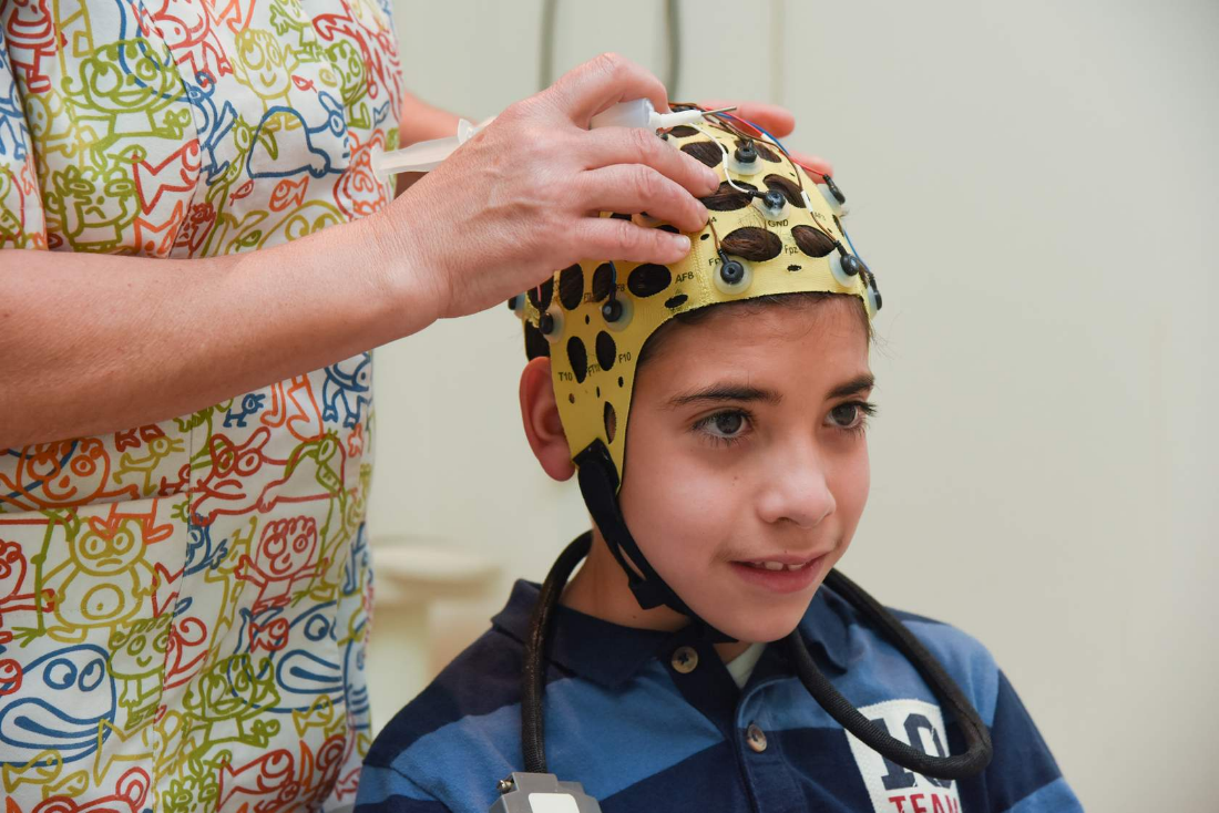 Niño haciendo la prueba de VEEG