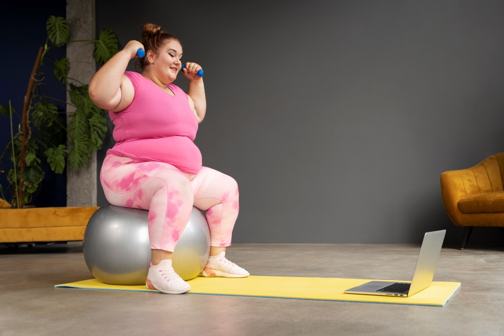 Noia obesa fent exercici físic