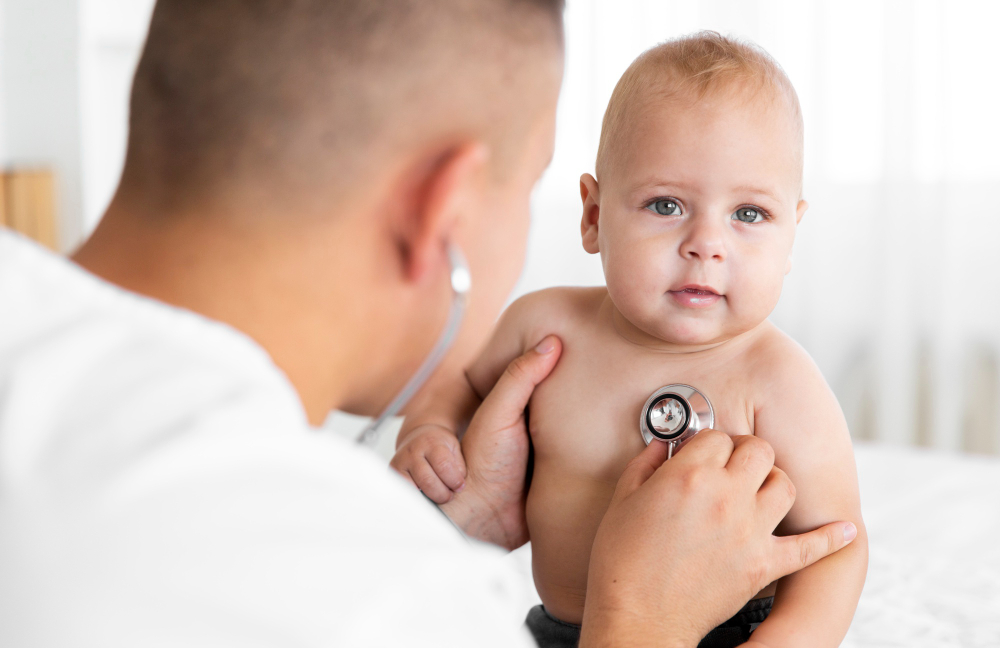 Pediatre amb nadó amb estetoscopi