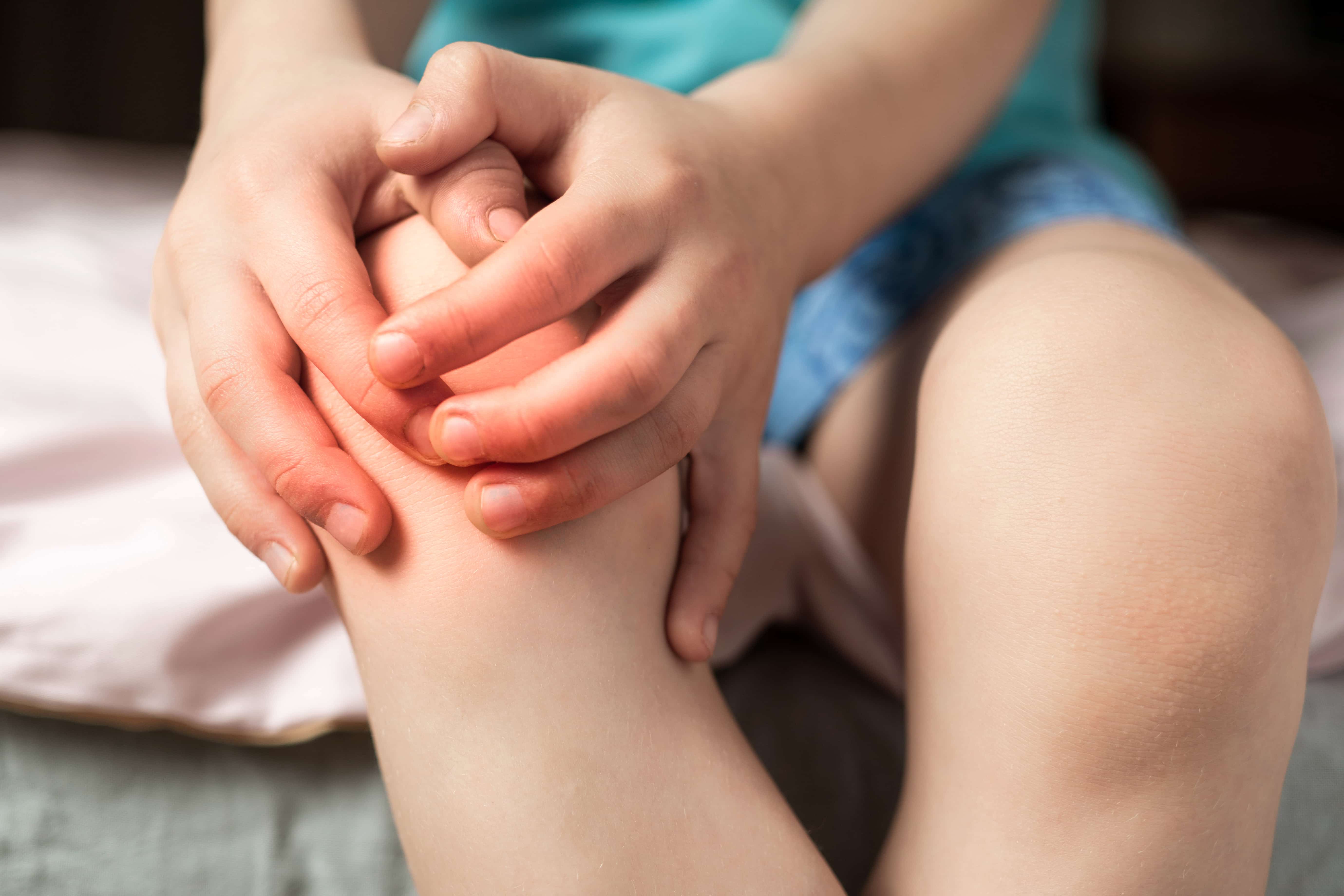 Niño con dolor de rodilla