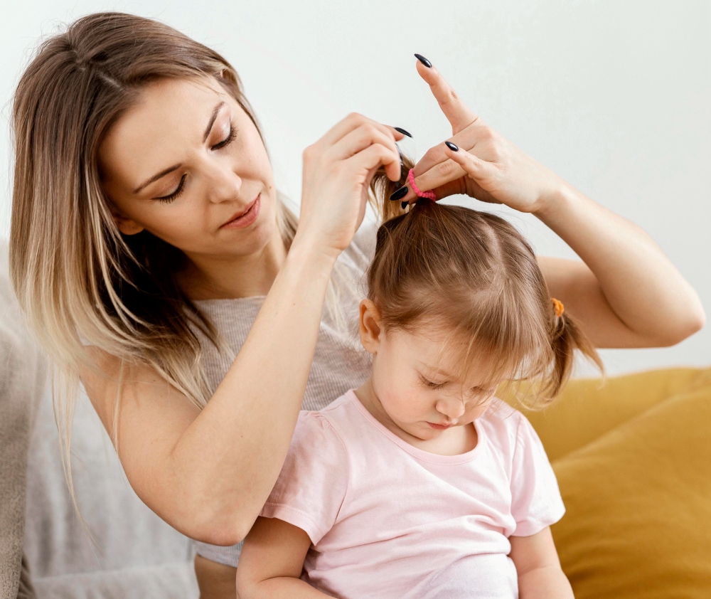 Mare amb la seva filla pentinant cabell