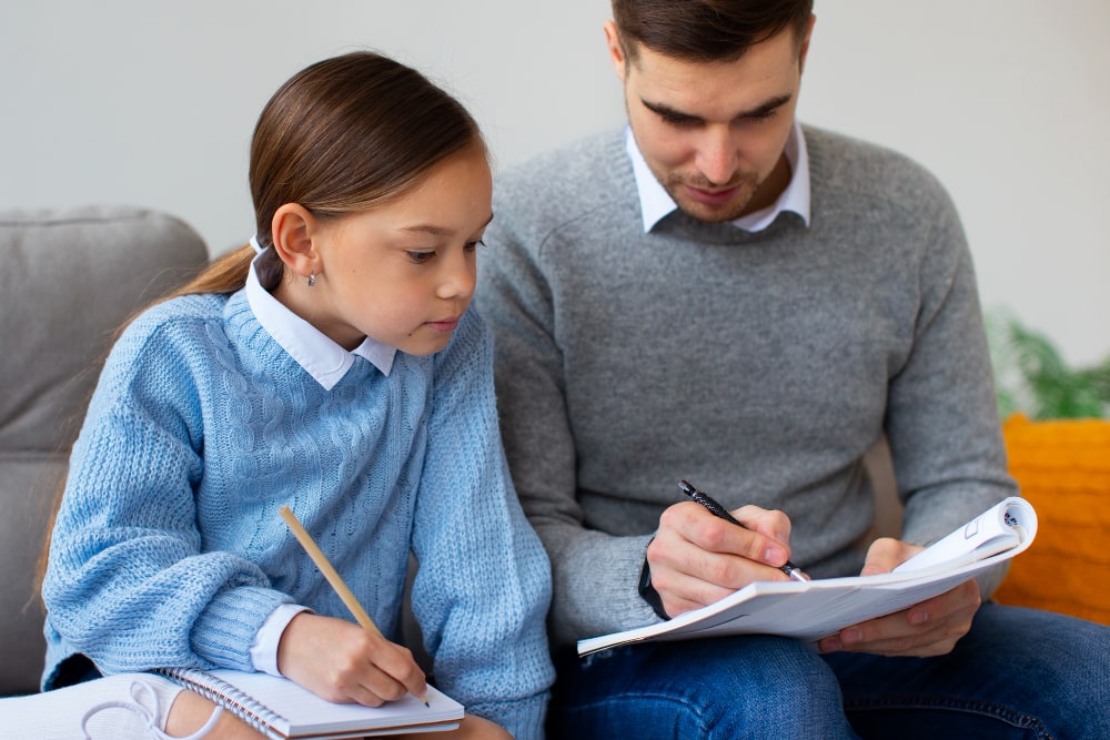 ¿Deben los padres ayudar con los deberes escolares?