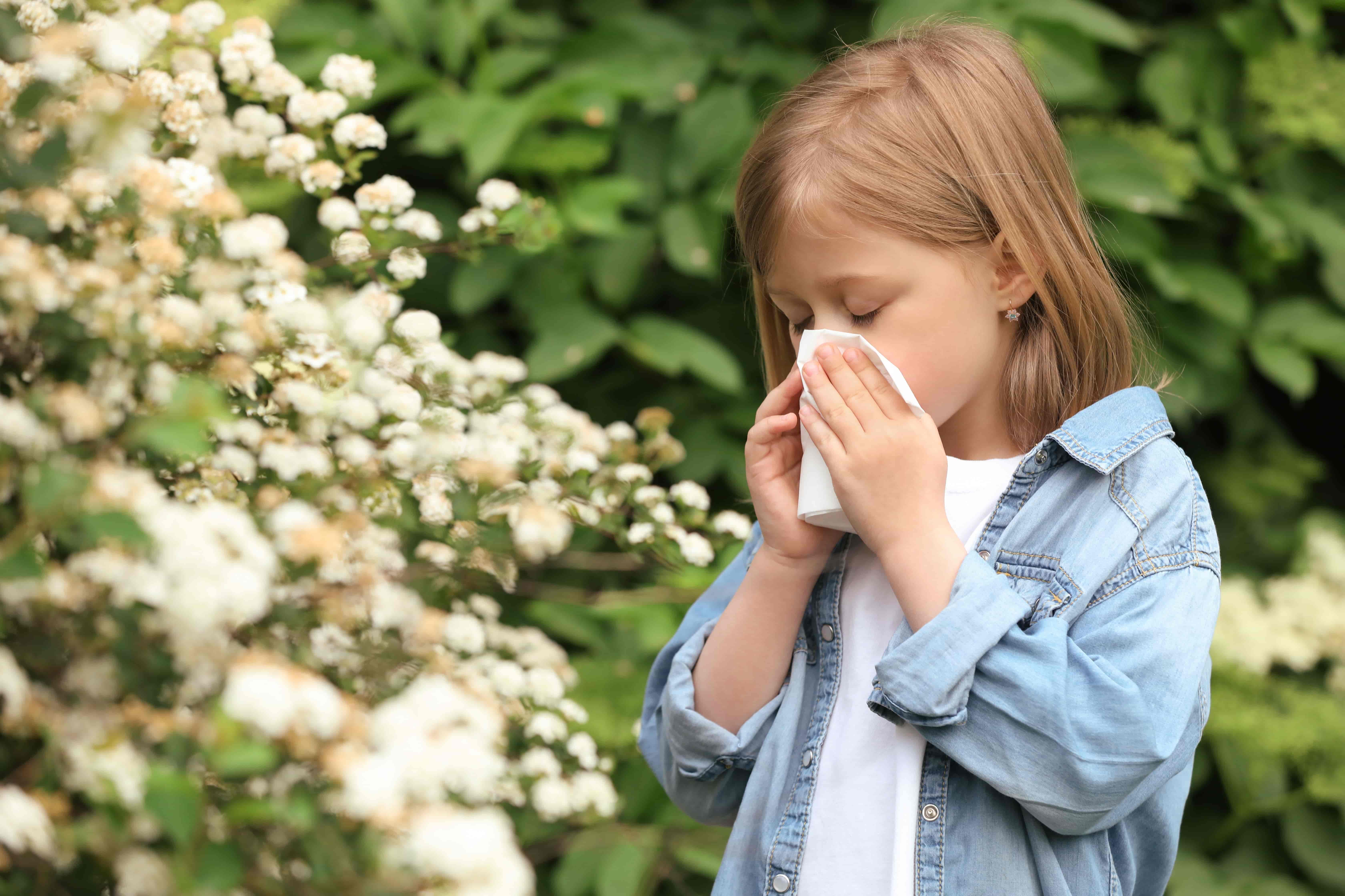 Niña con alergia al polen