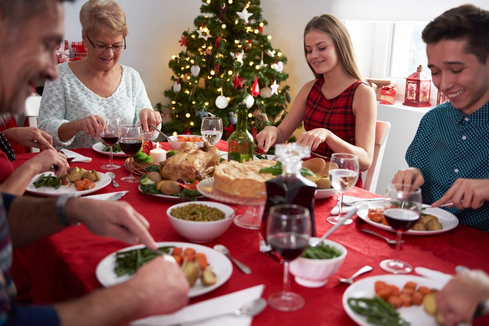 Familia mesa navidad. Freepik