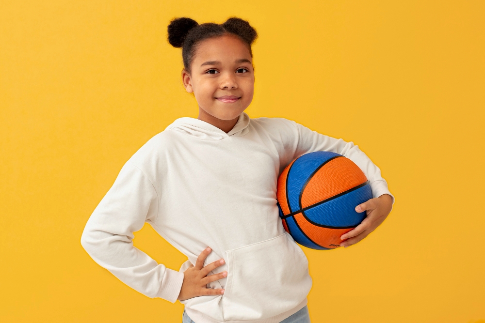 Nena amb pilota de basket