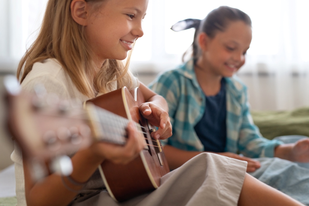 Nenas tocant la guitarra