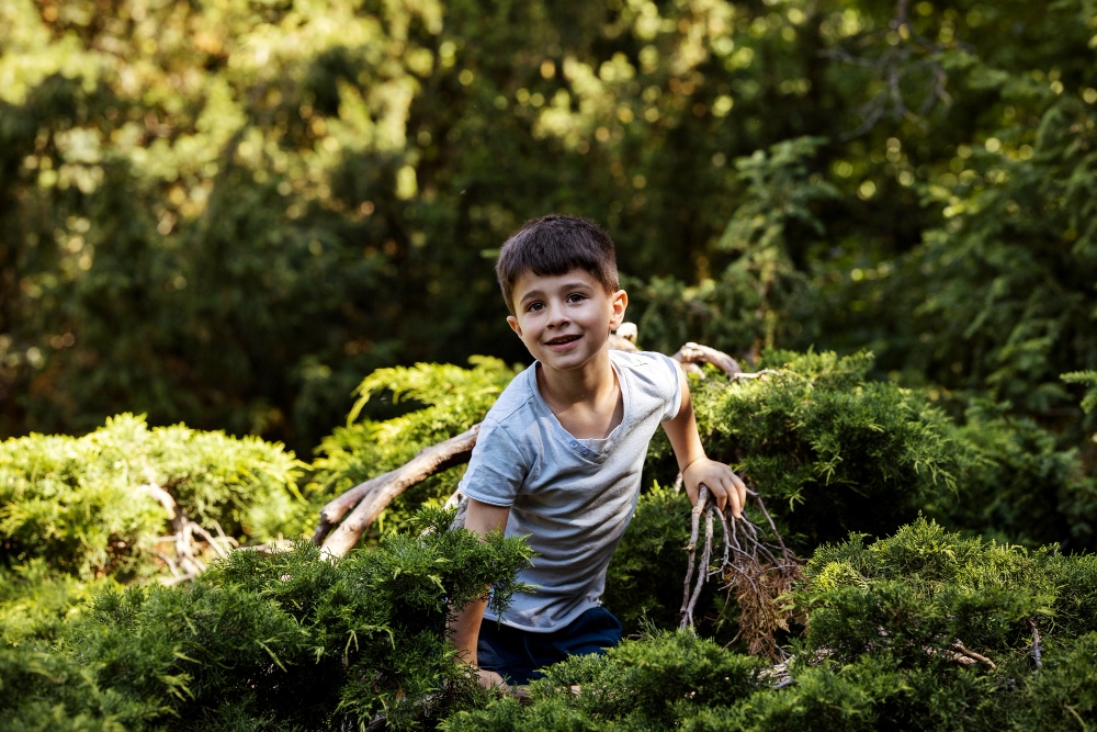 Niño caminando entre arbustos