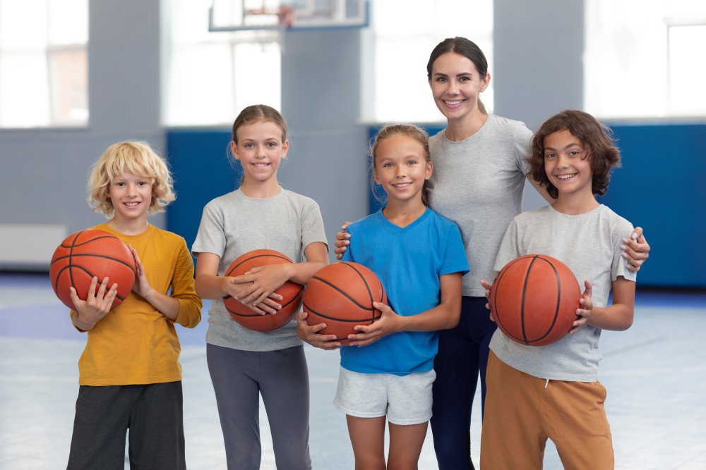 Entrenadora de baloncesto con sus alumnos