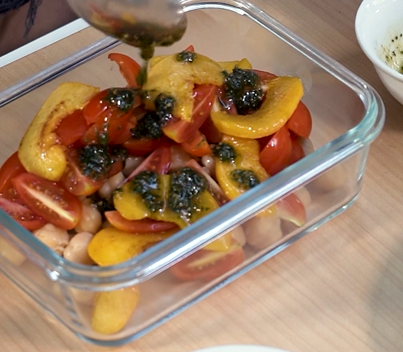 Tupper saludable: Rotllet de truita amb verdures i amanida de cigrons amb préssec