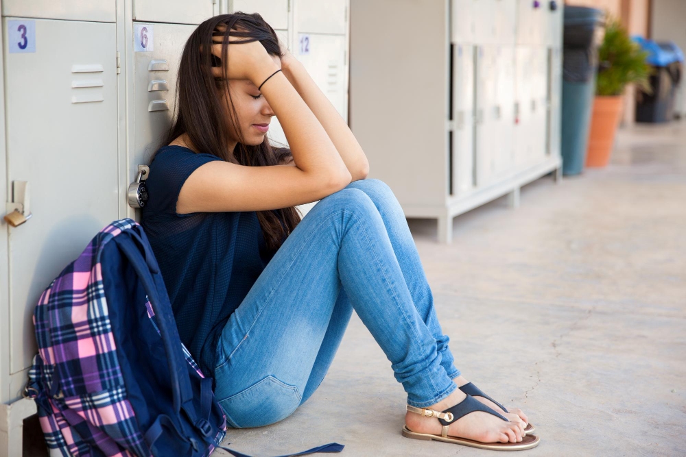 Adolescente estresada en el instituto