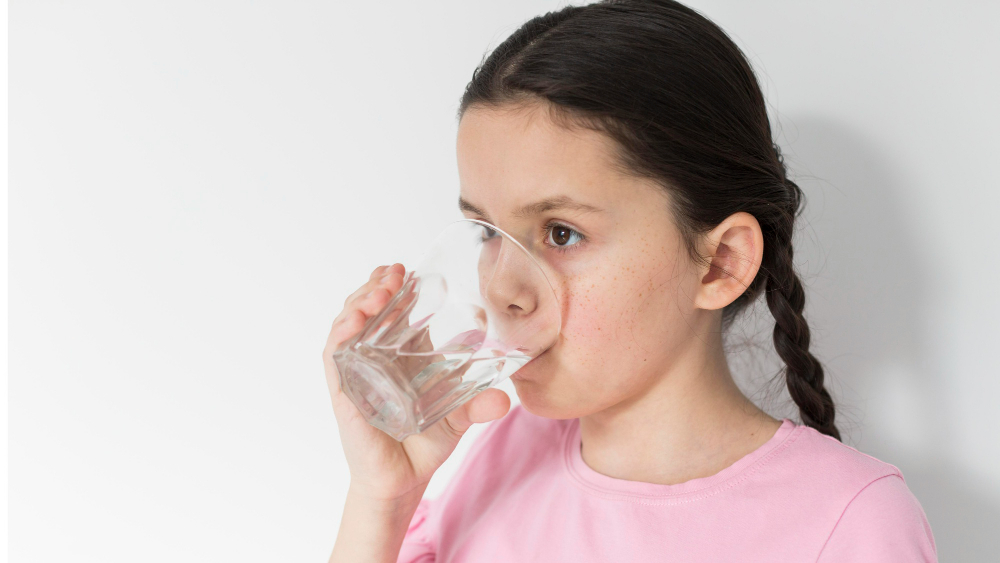 Nena amb un got d'aigua